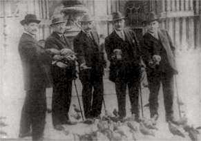John Ross Hugo, Unknown, McCaffry, Mark Fortune, et Richard Beattie se nourrissent les pigeons de la place Saint-Marc, Venise, Mars 1912 - Encyclop�die Titanica