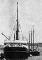 
	Une série de photographies du S.S. Nascopie, un des navires les plus connus de la Compagnie de la Baie d'Hudson, figure dans les pages du Beaver de l'été 1938.
