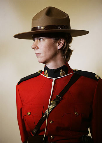 Des pionnières en uniforme rouge