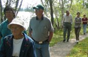 Randonnée le long du Ironwood Trail, Pinawa, Manitoba. Photo credit: Nancy Bremner