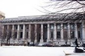 Édifice Ernest Cormier (Cour d’appel du Québec) – 100 Notre-Dame Est

De style Renouveau classique, l’édifice fut érigé entre 1922 et 1926. L’architecte Ernest Cormier y laissa sa marque. La colonnade sans fronton rappelle certains monuments romains, le porche en hémicycle avec ses hautes torchères et ses portes monumentales en bronze impressionnent le visiteur.