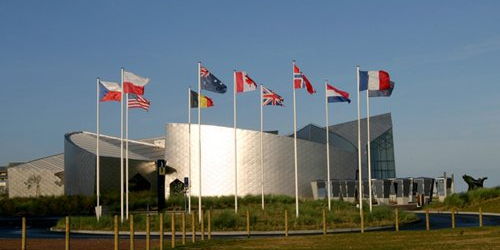 La campagne d’hommage permettra l’installation de 359 marqueurs du Souvenir correspondants à chacun des soldats tués lors du Jour J au moment du débarquement canadien.