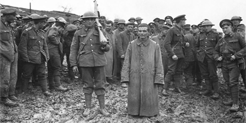 Un prisonnier allemand capturé par le 78e bataillon lors d’un raid nocturne. Mai 1918. Mention : Ministère de la Défense nationale / BAC, MIKAN no. 3403156.