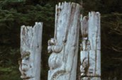 Les mâts totémiques mortuaires illustrent l’histoire du clan et contiennent les os des ancêtres. / Photo: Parcs Canada.