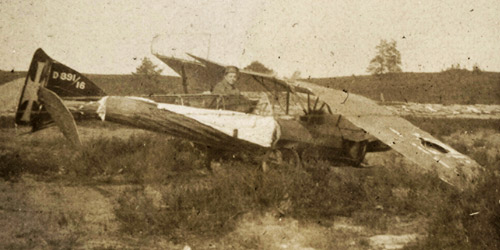 Un soldat canadien examine la carcasse d’un avion allemand quelque part sur le front, vers 1916-1918.