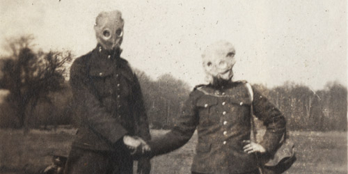 Hommes masqués  : Deux soldats canadiens essaient leur respirateur. Ces masques les protégeaient des armes chimiques, comme le gaz moutarde et le gaz chloré, qui terrorisaient les troupes sur le front.