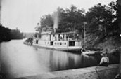 Vers 1880: Le vapeur D.C. West de Kingston à Jones Falls. / Photo: Topley Studio, Bibliothèque et Archives Canada PA-008829.