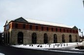 Ancienne gare Dalhousie – 470, rue Notre-Dame Est.

La gare fut construite en 1885 par la Canadian Pacifique. Le premier train a quitter cette gare vers l’Ouest comptait près de 300 miliciens envoyés pour contrer la rébellion des Métis.