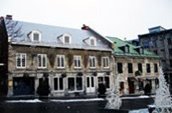 Maisons Place Jacques Cartier – 404-410 Place Jacques-Cartier

À gauche, l’Auberge Del Vecchio construite en 1807. À droite la maison Maison Perrine-Charles-Cherrier construite en 1813.