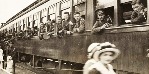 Des soldats canadiens en Ontario à bord d’un train en route pour la côte, vers 1915-1916. Ils embarqueront bientôt à bord de navires pour se rendre en Angleterre.