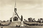Monument dédié à Évangeline en face de l'église. / Photo: Bibliothèque et Archives Canada, MIKAN no. 2242724.