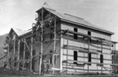 1898: Palais de justice en cours de construction à Dawson. / Photo: Archives nationales du Canada PA-46688.