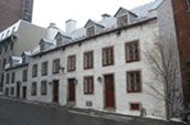 Maison Beaudoin (maison Edward William Gray) – 427-437, rue Saint-Vincent

Construite vers 1795, la maison, bien qu’érigée après la Conquête, présente néanmoins des caractéristiques de l’architecture classique française. La maison devint une célèbre pension propriété de Séraphino Giraldi.