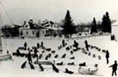 Chiens, début du 20e siècle. / Photo: Parcs Canada, Centre national de documentation des lieux historiques.