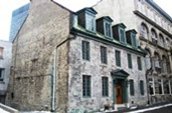 Maison Chartier de Lotbinière – 221, rue Saint-Sacrement

Construite vers 1812, la maison fut habitée par Eustache-Gaspard-Alain Chartier de Lotbinière, l’un des plus un des plus importants seigneurs de la province. Il possédait les seigneuries de Lotbinière, Vaudreuil et Rigaud