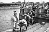1er septembre 1942: Soldats se baignant dans le canal. / Photo: Bibliothèque et Archives Canada.