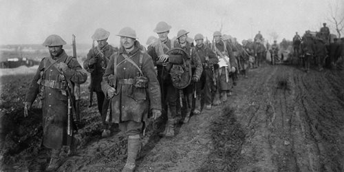 Les troupes de Terre-Neuve de retour des tranchées. Novembre 1916, bataille de la Somme. Mention : The Royal Newfoundland Regiment Museum, MIKAN no. 3521804.