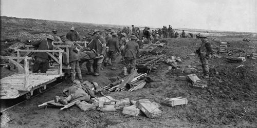Des prisonniers allemands et des hommes de la Croix-Rouge canadienne installent les blessés à bord d’un train. Crête de Vimy. Avril 1917. Mention : Ministère de la Défense nationale/BAC. MIKAN no. 3521848.