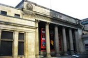 Édifice de la Bourse (Théâtre Centaur) – 457, rue Saint-François-Xavier

L’édifice fut inspiré par l’architecture de style Renouveau classique(Beaux-Arts). Construit en 1903, l’édifice rappelle les temples romains avec ses colonnes et chapiteaux corinthiens. Les plans furent confiés à l’architecte américain George Post, le même qui dessina la Bourse de New York.