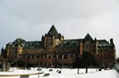 Gare/Hôtel Viger – 700, rue Saint-Antoine Est

Voici un bel exemple de style château pour cette gare érigée en 1896 d’après les plans de l’architecte Bruce Price le même qui réalisa les plans du Château Frontenac à Québec. L’édifice est actuellement abandonné en attendant qu’un projet de développement soit lancé.