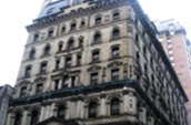 Merchants Bank of Canada (Hôtel Saint-James) – 355, rue Saint-Jacques

L’édifice construit entre 1870 et 1873 ne comptait à l’origine que quatre étages. Quatre étages supplémentaires furent ajoutés en 1899, un de plus en 1929, puis un dernier avec penthouse lors de la transformation en 2002 de l’édifice en hôtel 5 étoiles.