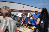 Fruits et légumes frais au marché de Lac du Bonnet. Photo credit: Bev Tallon