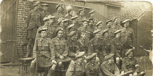 Tous pour un : Une brigade armée de fusils Lewis inflige de lourds dommages grâce au tir rapide de cette arme. Inventé par l’armée américaine en 1911, le fusil Lewis a été adopté par l’armée canadienne en 1916.