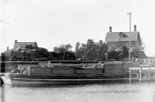 Septembre 1892: barge de bois, près d'Ottawa-Est. / Photo: attribuée à James Ballantyne, Bibliothèque et Archives PA-131916.