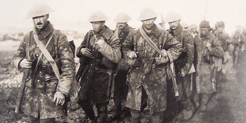 Soldats canadiens revenant. Le soldat au fond est Alphonse Racicot (1888-1957). Mention : W.I. Castle / BAC, MIKAN no. 3194728. 