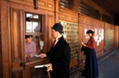 Des interprètes costumés au vieux bureau de poste de Dawson. / Photo: Parcs Canada.