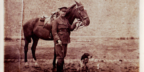 Meilleurs amis de l’homme : John McCrae, auteur du poème « Au champ d’honneur », à côté de son cheval, Bonfire, et de son chien, Bonneau. Le chien accompagnait souvent McCrae lors de ses tournées auprès de soldats blessés. 