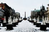 Place Jacques Cartier

Cet espace fut dans un premier temps le site de l’hôtel Vaudreuil détruit par un gros incendie en 1803. On créa par la suite en 1807 le marché Neuf qui proposait des halles de bois. Avec l’ouverture du marché Bonsecours, les structures de bois furent démolies et l’espace devint la place Jacques-Cartier.