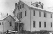 1902: résidence du commissaire, vue arrière, Dawson, Yukon. / Photo: Archives nationales du Canada PA-53169.