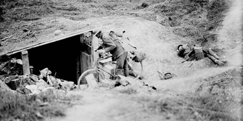 Un cycliste canadien ordonne en allemand la sortie des hommes réfugiés dans une casemate. Avance à l'est d'Arras. Septembre 1918. Mention : Ministère de la Défense nationale / BAC.