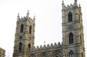 Basilique Notre-Dame – 100, rue Notre-Dame Ouest

Un incontournable pour les amoureux de l’architecture, la basilique est le joyau du patrimoine religieux montréalais et québécois. Les Sulpiciens voulaient, après la Conquête, montrer toute la grandeur du catholicisme en élevant à Montréal une église majestueuse.  La construction commença en 1924 pour se terminer en 1829. 
Fait inusité, les plans de la basilique de style néogothique furent réalisés par James O’Donnel, un architecte protestant de New York. O’Donnel fut tellement satisfait de son œuvre qu’il se convertit au catholicisme avant de mourir. Le riche décor intérieur fut dessiné par l’architecte et sculpteur Victor Bourgeau.