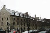 Ancien Hôpital général (Hôpital général des frères Charon) – 138, rue Saint-Pierre

Fondé en 1645 par la communauté des frères Charon, l’hôpital tel que nous le voyons fut construit en différentes phases entre  1645 et 1851. Un incendie endommagea considérablement la structure en 1767. En 1747, la gestion fut confiée aux Sœurs de la charité qui y sont toujours présentes aujourd’hui.