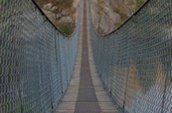 Le matin très tôt, sur le pont suspendu de Pinawa. Photo: Nancy Bremner