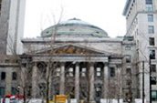 Siège social de la Banque de Montréal – 119, rue Saint-Jacques

La banque fut construite en 1845. S’inscrivant dans un style emprunté à l’Empire romain, elle fut pensée afin de projeter auprès des clients une image de richesse, de sécurité et de prospérité. Les sculptures sur le fronton furent réalisées en Écosse par Sir John Steel. Le dôme est un ajout de 1903. Une visite à l’intérieur vaut le détour!