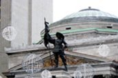 Monument Paul Chomedey de Maisonneuve – Place d’Armes

Le monument érigé en 1895 est une œuvre de Louis-Philippe Hébert. Il présente de Maisonneuve entouré de Jeanne Mance, Charles Lemoyne, Lambert Closse, et d'un Iroquois.