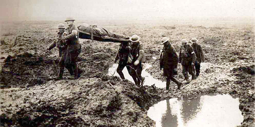 Des Canadiens blessés en route vers un poste d’aide lors de la bataille de Passchendaele. Mention : William Rider-Rider/BAC.